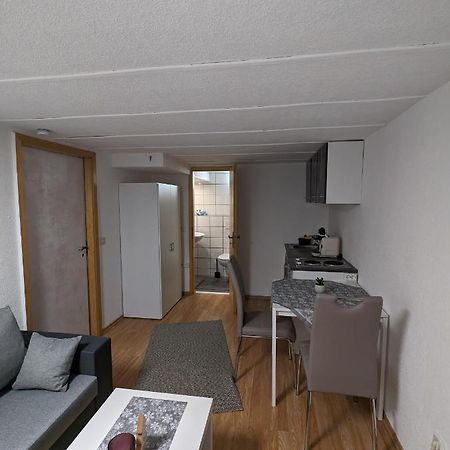 Direkt An Der S-Bahn Gelegenes Gemutliches Souterrain Apartment Mit Privatem Zugang トロイスドルフ エクステリア 写真
