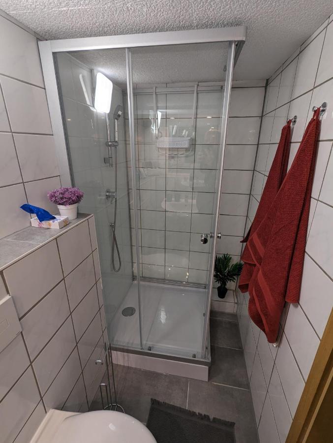 Direkt An Der S-Bahn Gelegenes Gemutliches Souterrain Apartment Mit Privatem Zugang トロイスドルフ エクステリア 写真